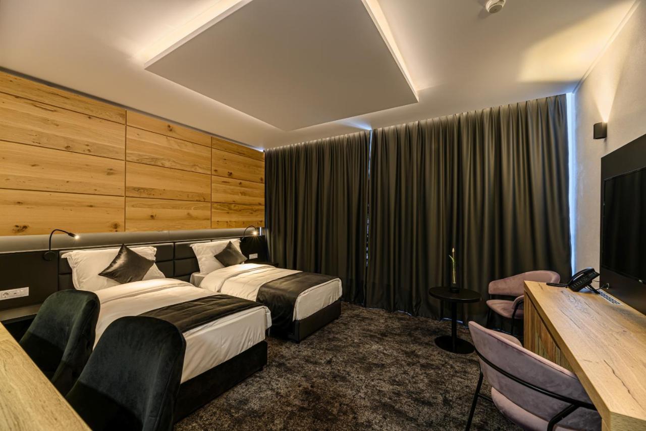 B The Hotel Sfantu Gheorghe  Exterior photo