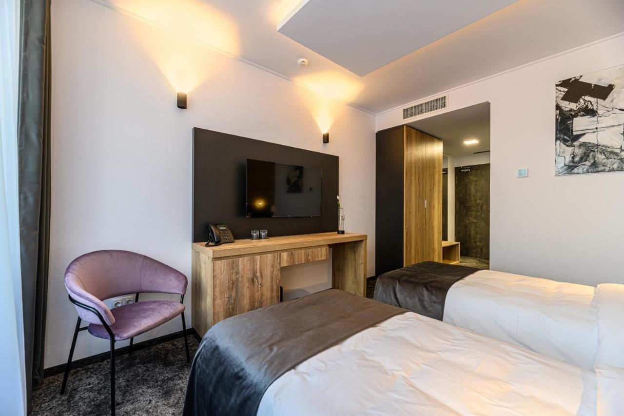 B The Hotel Sfantu Gheorghe  Exterior photo