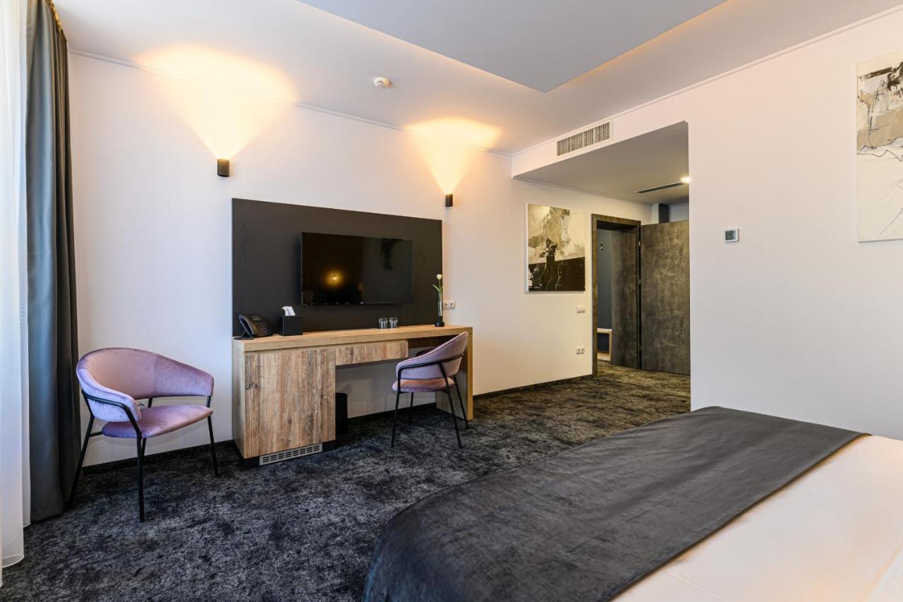 B The Hotel Sfantu Gheorghe  Exterior photo